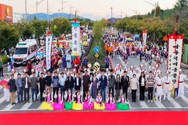 남사당의 혼을 잇다… 안성 바우덕이 축제 퍼레이드 대성황